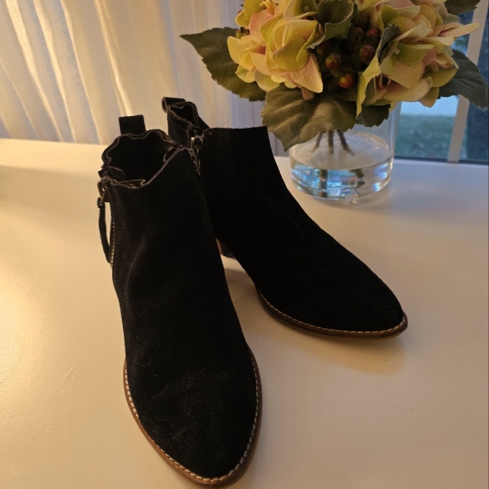 Size 7 black suede Dolce Vita ankle booties with zippers on 2 sides.